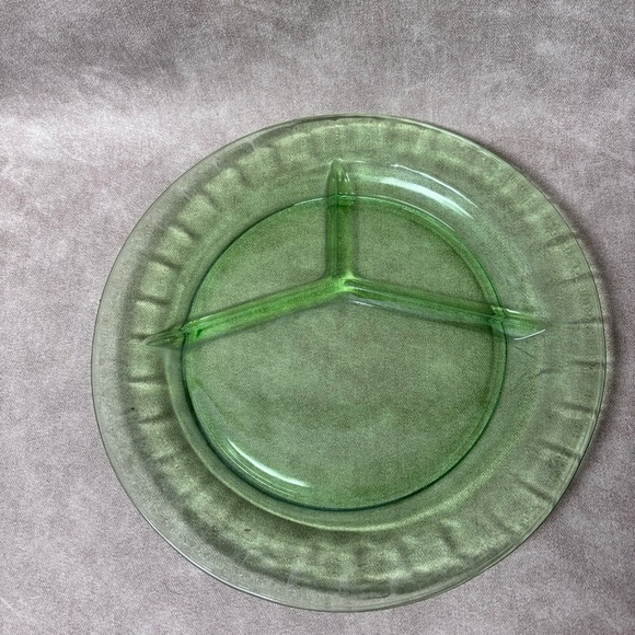 Hocking Green Cameo 10 1/2"  Dinner Plate One Uranium Glass Glowing - Picture 5 of 7